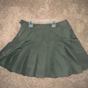 Green high waisted pleated skirt